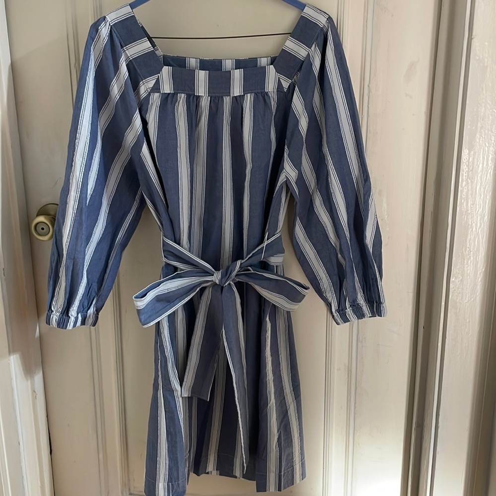 GAP 3/4 sleeve’s blue and white dress with belt.